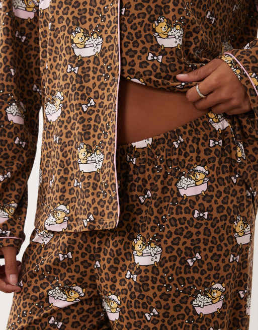 Urban Threads Petite conjunto de pijama de camisa abotonada y pantalón de manga larga con estampado leopard teddy in bath, 3 de 4