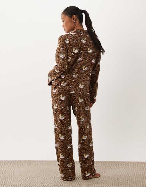 Urban Threads Petite conjunto de pijama de camisa abotonada y pantalón de manga larga con estampado leopard teddy in bath, 4 de 4