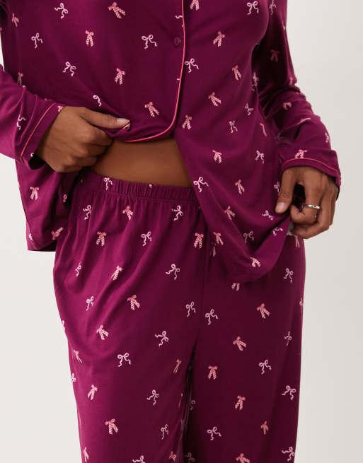 Urban Threads Petite - Conjunto de pijama de camisa de manga larga con botones y pantalón con estampado de lazos burdeos, 2 de 4