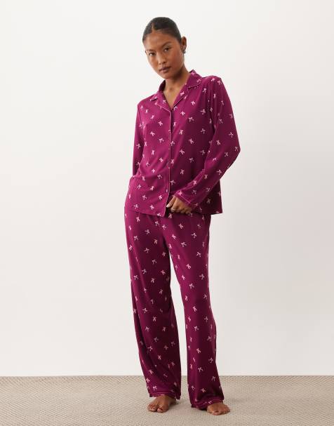 Urban Threads Petite langärmliges Pyjama-Set mit Hemd zum Knöpfen und Hose mit Schleifenprint in Burgunderrot - view 1