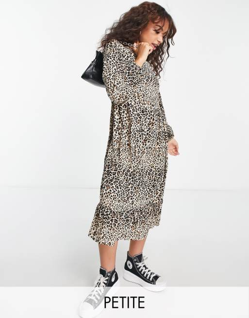 Urban Threads Petite – Leopardmönstrad panelsydd smockklänning i midilängd