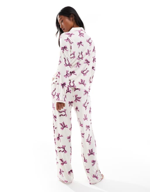 Urban Threads Petite long sleeve revere shirt and pants pyjama set in bow print, 3 of 4