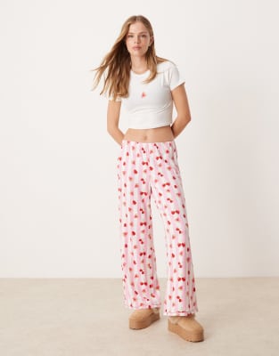 Urban Threads Petite - Polyester-Pyjama, bestehend aus kurzärmligem T-Shirt und Hose mit Herz-Kirsch-Streifenmuster in B...