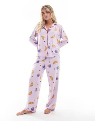 Urban Threads Petite - Pyjama aus Hose und langärmligem Hemd mit Reverskragen, in Flieder mit Frühstückmotiv-Muster-Lila