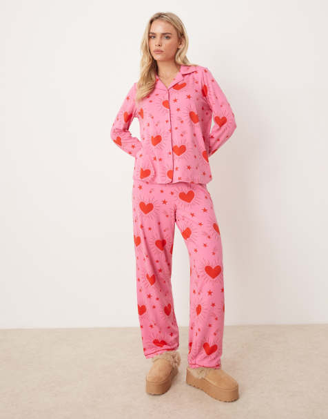 Urban Threads Petite – Pyjama, bestehend aus langärmligem Hemd mit Reverskragen und Hose, mit Glitzerherz-Muster - view 1