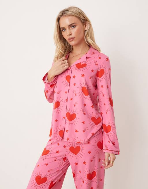 Urban Threads Petite – Pyjama, bestehend aus langärmligem Hemd mit Reverskragen und Hose, mit Glitzerherz-Muster , 2 von 4