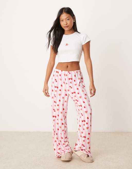 Urban Threads Petite - Pyjamassæt med langærmet T-shirt og bukser med striber og hjerte- og bærprint 