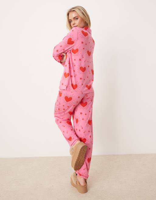 Urban Threads Petite – Rosa, hjärtmönstrad pyjamas med byxor och långärmad skjorta med platt krage , 3 av 4