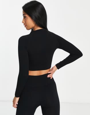 black long sleeve sports crop top