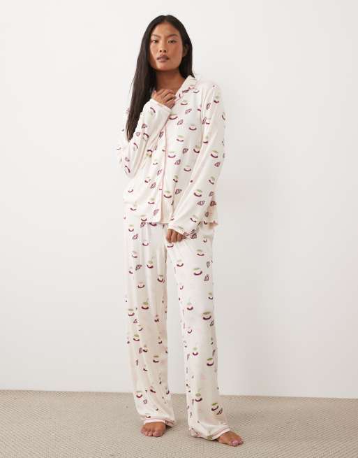 Urban Threads Petite set pigiama con camicia a maniche lunghe abbottonata e pantaloni a coste con stampa croissant matcha, 2 di 4