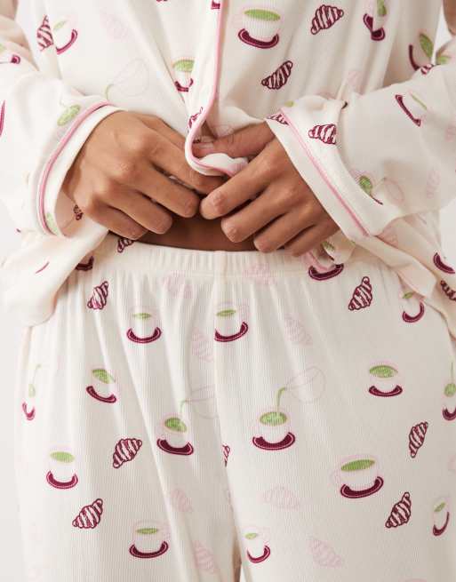 Urban Threads Petite set pigiama con camicia a maniche lunghe abbottonata e pantaloni a coste con stampa croissant matcha, 3 di 4