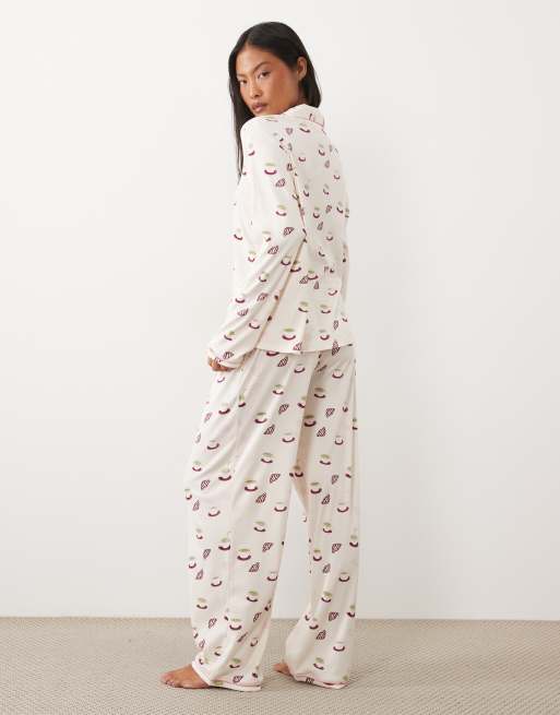 Urban Threads Petite set pigiama con camicia a maniche lunghe abbottonata e pantaloni a coste con stampa croissant matcha, 4 di 4