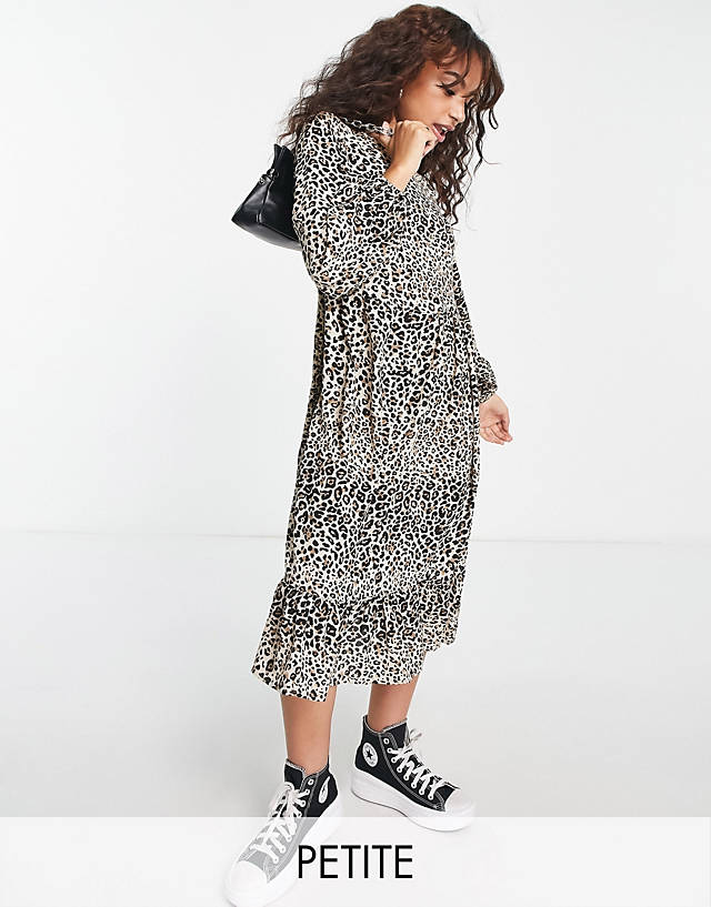 Urban Threads Petite - tiered midi smock dress in leopard print