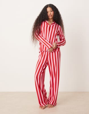 Urban Threads Petite - Weihnachten - Gestreifter Pyjama aus Polyester in Rosa und Rot, mit langärmligem Hemd mit Reversk...