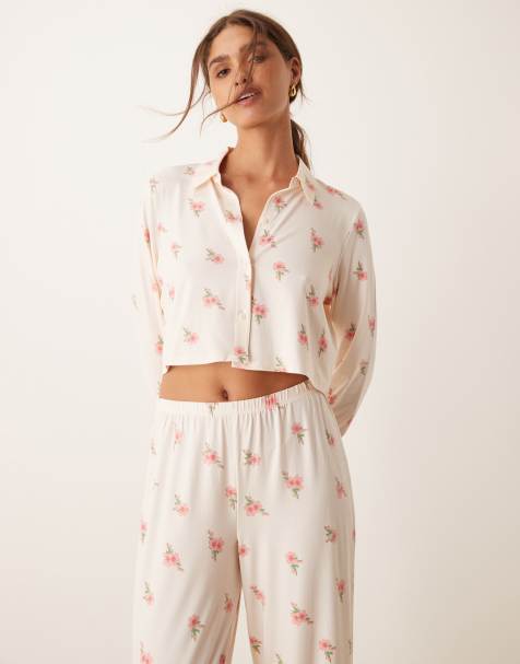 Urban Threads - Pigiama bianco sporco con stampa a fiorellini composto da crop top a maniche lunghe con bottoni e pantaloni stile boxer - view 1