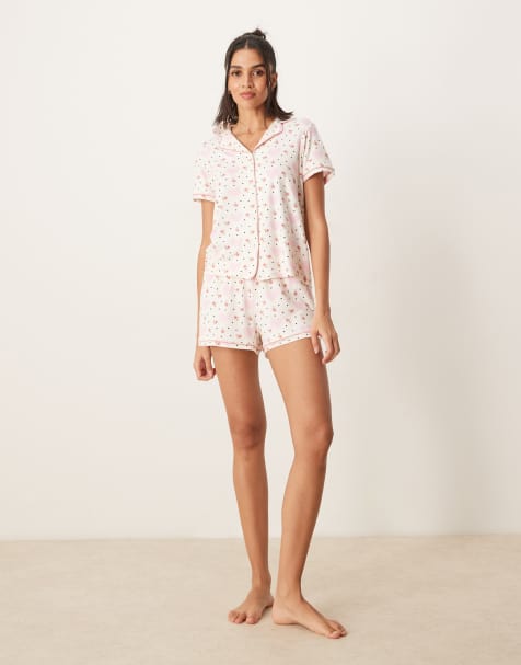 Urban Threads - Pigiama con stampa a cuori e a fiori composto da pantaloncini e camicia a maniche corte con rever - view 1