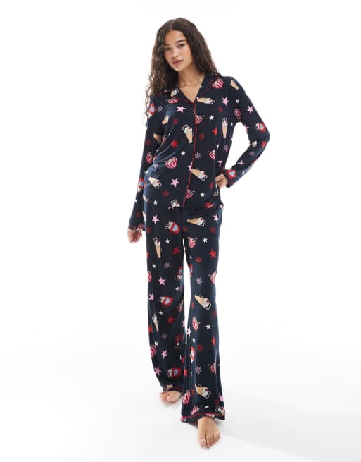 Urban Threads - Pigiama natalizio blu navy con stampa con cioccolata calda composto da top a maniche lunghe con rever e pantaloni, 2 di 4