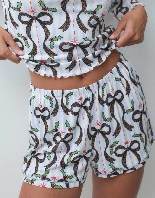 Urban Threads pigiama natalizio composto da top a maniche lunghe e pantaloncini a righe con stampa fiocco e agrifoglio, 4 di 4
