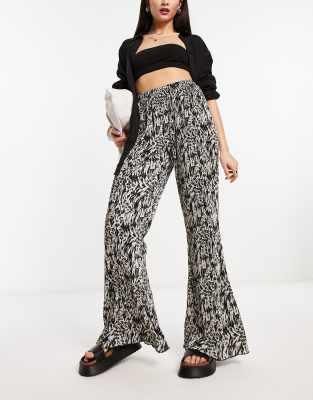 Urban Threads - Plissierte Hose mit abstraktem Tierfellmuster-Bunt