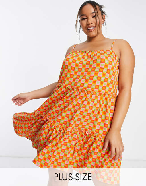 Urban Threads Plus – Gestuftes, ausgestelltes Kleid mit mehrfarbigem Herzmuster