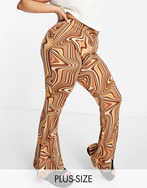 Urban Threads Plus - Kick flare-broek in bruine wervelprint