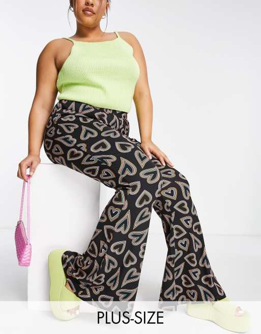 Urban Threads Plus - Pantalon d'ensemble évasé à imprimé cœurs