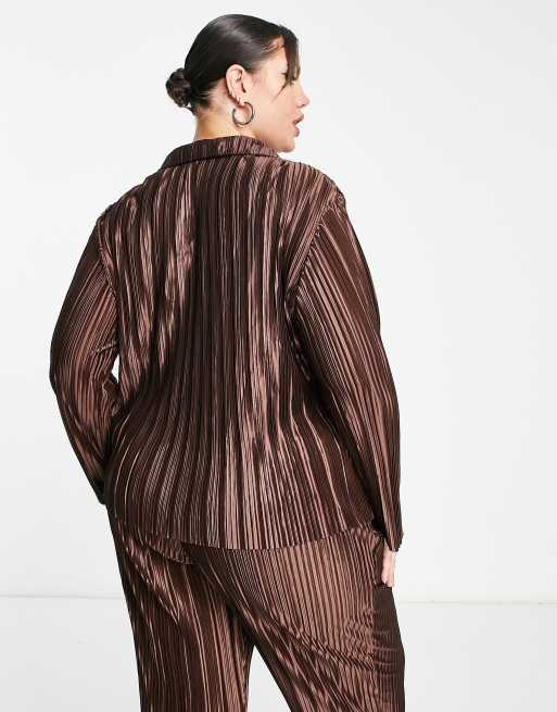 Urban Threads Plus plisse fitted shirt in chocolate brown, 2 of 4