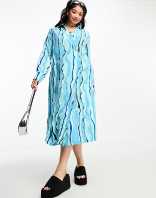 Urban Threads Plus - Wickel-Hemdkleid in Blau mit abstraktem Print