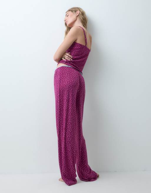 Urban Threads pointelle vest og pyjamassæt med bukser i burgundy med småprint, 3 af 4