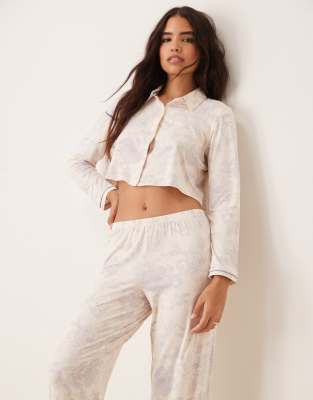 Urban Threads Urban Threads poly long sleeve revere and trouser pyjama set in floral toile de jou print-White