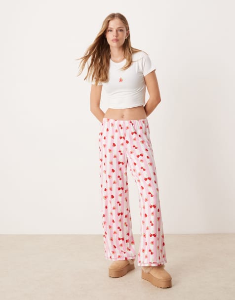 Urban Threads – Pyjama, bestehend aus kurzärmligem T-Shirt und Hose, mit Herz-Kirsch-Streifenmuster in Beerenrot - view 1