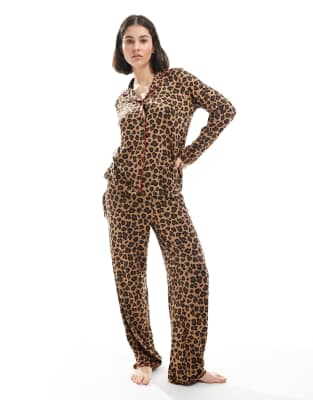 Urban Threads - Pyjama, bestehend aus langärmligem Hemd mit Reverskragen und Hose mit Leopardenmuster-Braun