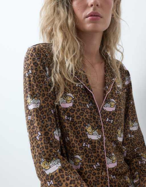 Urban Threads pyjamaset met lange mouwen, overhemd met knoopsluiting en broek, met luipaard teddy bath-print, 3 van 4