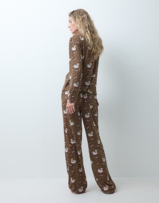 Urban Threads pyjamaset met lange mouwen, overhemd met knoopsluiting en broek, met luipaard teddy bath-print, 4 van 4
