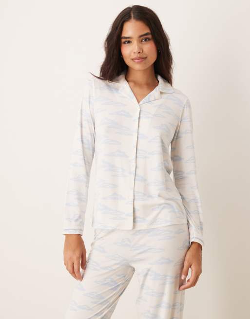 Urban Threads - Pyjamaset van satijn van top met lange mouwen en reverskraag en broek in wolkenprint