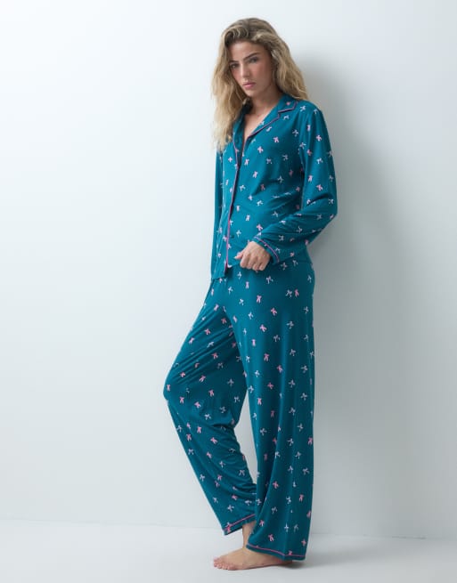 Urban Threads pyjamassæt med langærmet skjorte med knapper og bukser i teal med sløjfeprint, 2 af 4