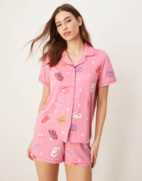 Urban Threads - Pyjamassæt med shorts og kortærmet skjorte med reverskrave og cowboyhatprint - view 1