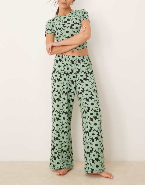 Urban Threads – Retroblommig pyjamas i polyaster med t-shirt och byxor - view 1