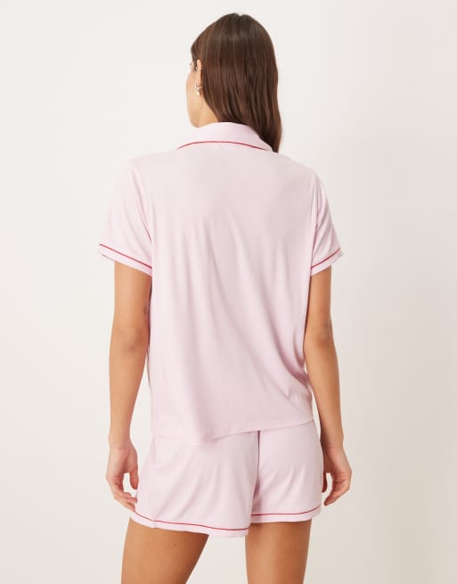 Urban Threads – Rosa, ribbad och kort pyjamas med platt krage och röda kantband, 2 av 4