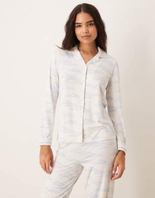 Urban Threads Urban Threads satin long sleeve revere and trouser pyjama set in cloud print-Multi