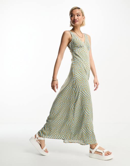 Urban Threads – Satynowa sukienka midaxi z dekoltem w szpic i geometrycznym wzorem