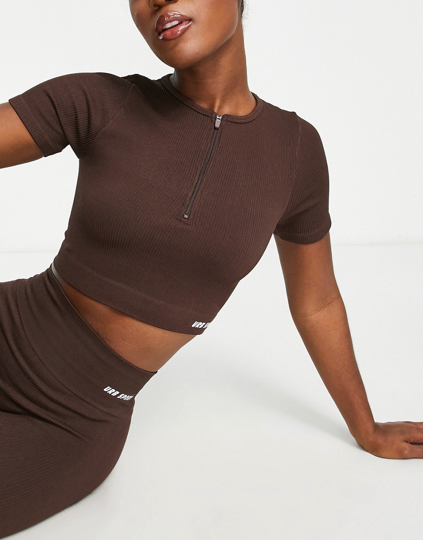 Urban Threads seamless short sleeve sports crop top with zip front in dark chocolate-Brown