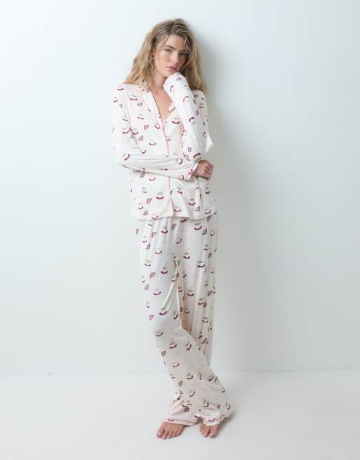 Urban Threads set pigiama con camicia a maniche lunghe abbottonata e pantaloni a coste con stampa croissant matcha, 3 di 4