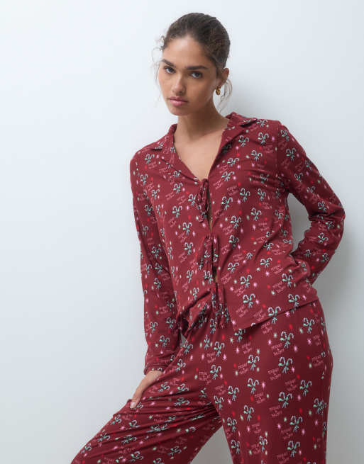 Urban Threads set pigiama con camicia a maniche lunghe con allacciatura frontale e pantaloni, stampa bastoncini di zucchero bordeaux, 2 di 4