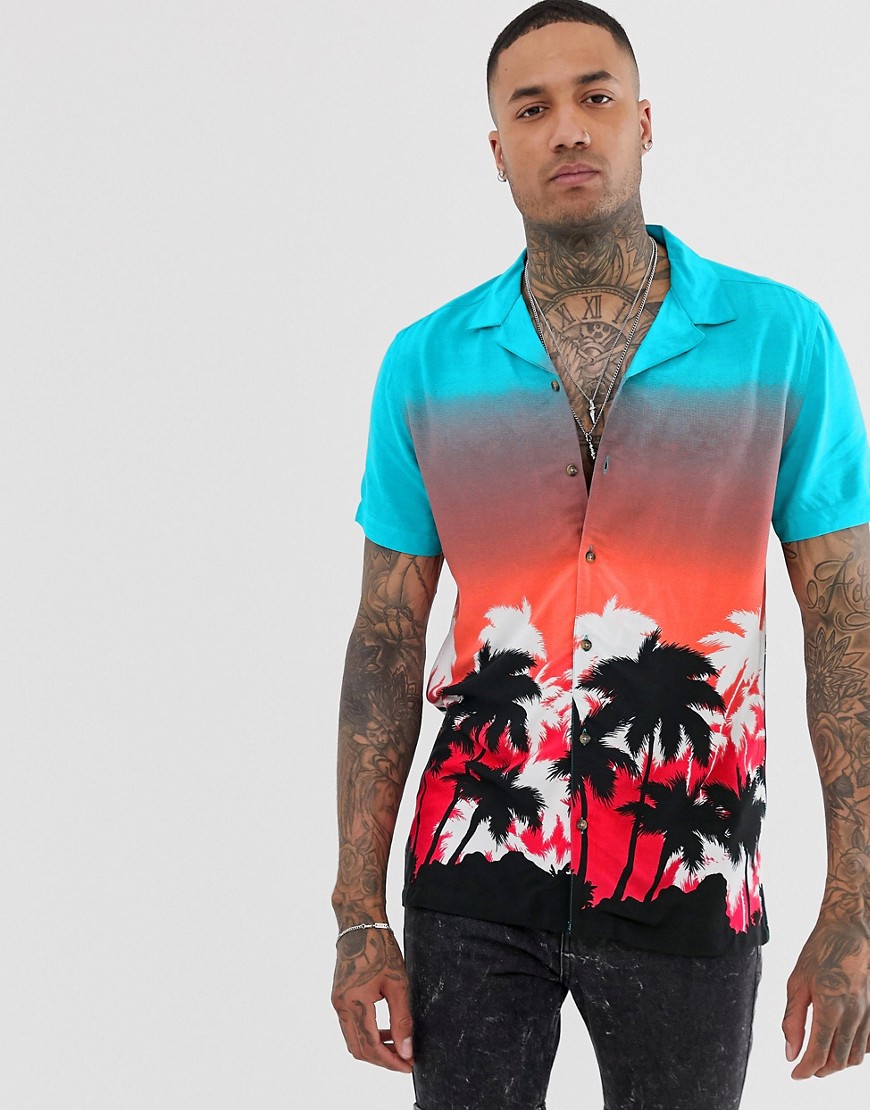 Urban Threads – Skjorta med platt krage och mönster med palmer och solnedgång-Flerfärgad