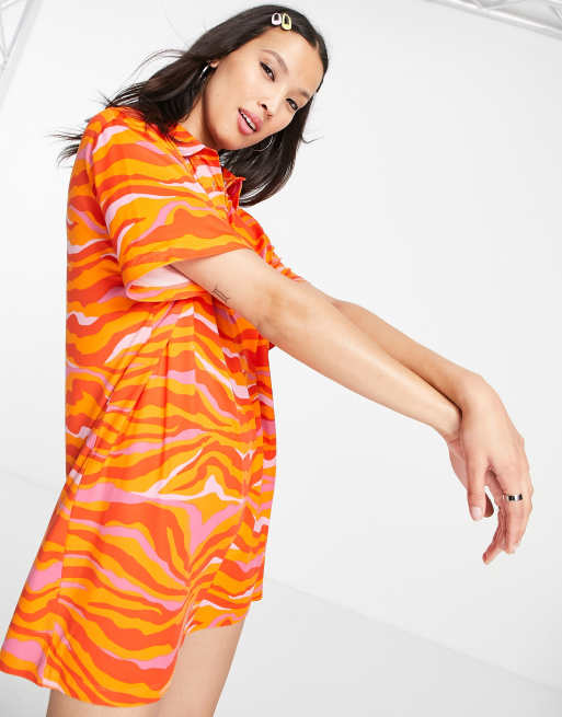 Urban Threads – Sukienka oversize z kołnierzykiem polo w pomarańczowy falisty wzór