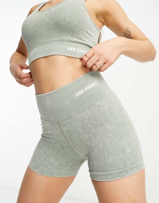 Urban Threads – Szałwiowozielone krótkie legginsy bezszwowe w żakardowy kwiatowy wzór