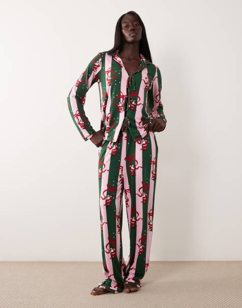 Urban Threads Tall Christmas pyjamaset met overhemd met lange mouwen, striksluiting voor en broek in groene streep met kerstprint - view 1