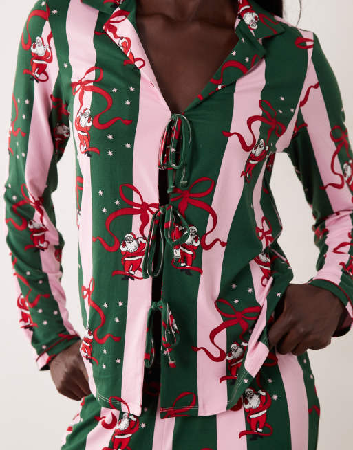 Urban Threads Tall ensemble de pyjama chemise à manches longues à nouer sur le devant et pantalon, à rayures vertes avec imprimé Père Noël, 3 de 4
