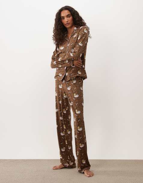Urban Threads Tall ensemble pyjama chemise boutonnée à manches longues et pantalon imprimé léopard teddy dans le bain - view 1